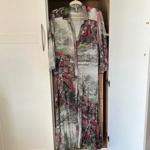 Touché printed cover up with two side pockets. Beautiful and in great condition